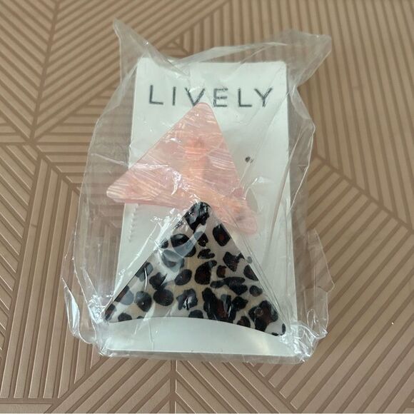 Lively Triangle Hair Claw Clips Pink Cheetah Print Casual Neutral Trendy - Picture 5 of 5